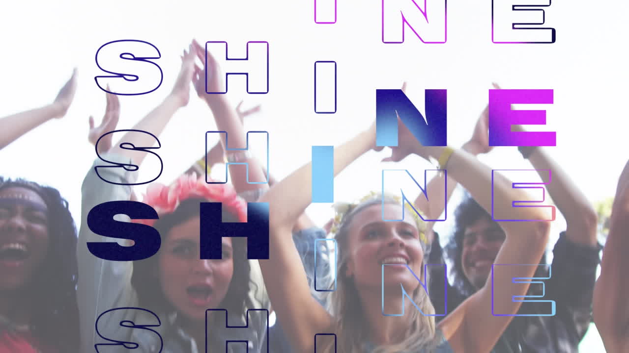 파란색과 보라색 텍스트로 빛나는 애니메이션이 환호하는 축제 군중 위로 움직입니다.