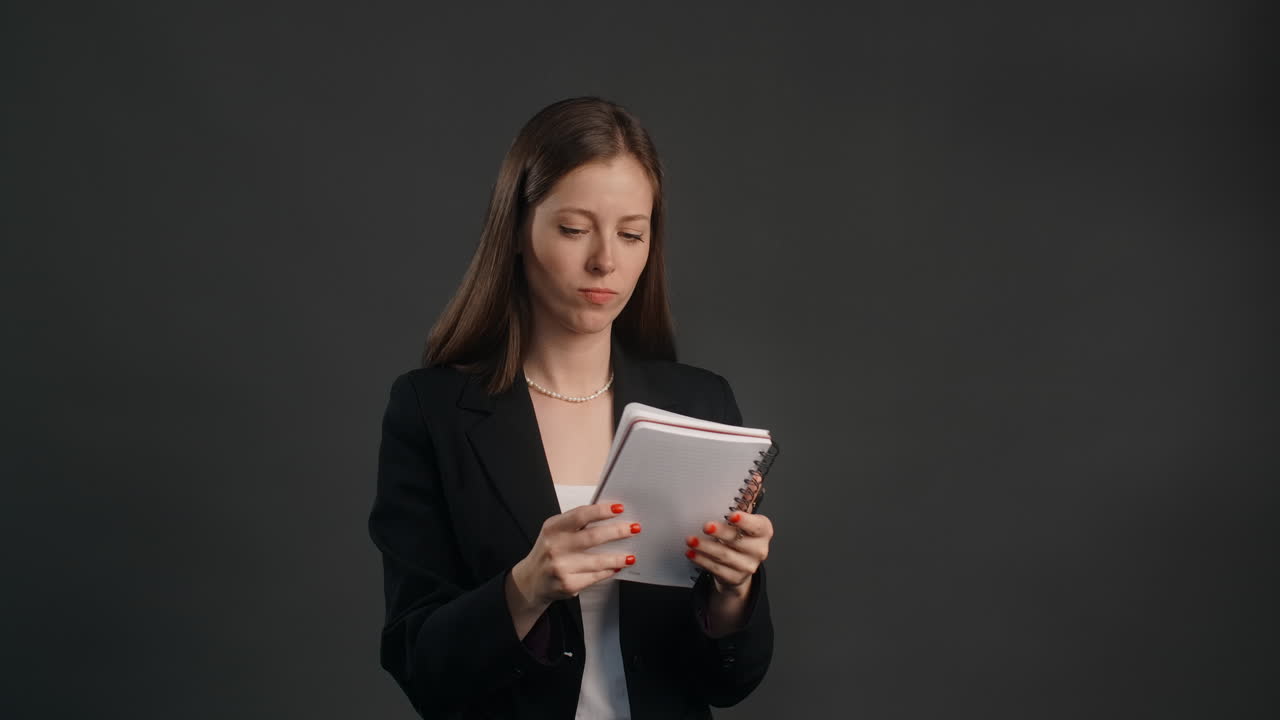 mujer leyendo un cuaderno