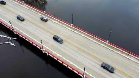 Zeitraffer-Einer-Brücke-Mit-Verkehr-über-Einem-Fluss