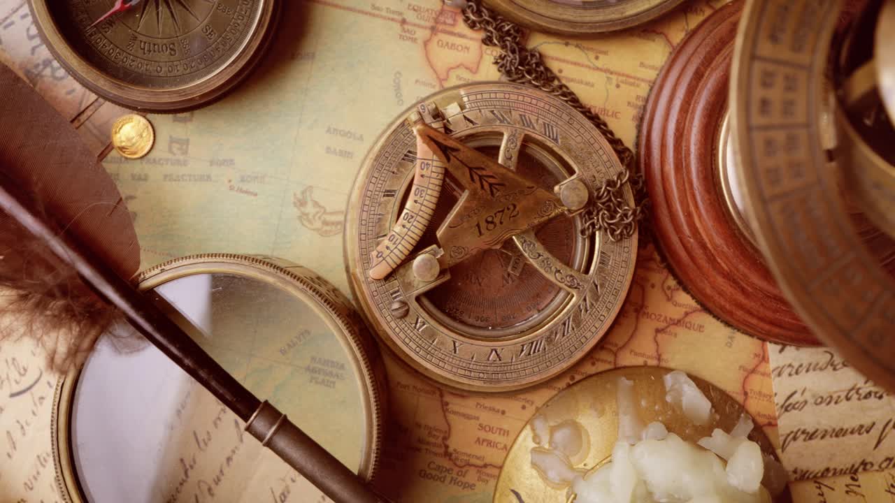 빈티지 스타일의 여행과 모험. 빈티지 오래된 나침반과 테이블에 있는 다른 빈티지 물건들.