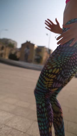 mujer haciendo ejercicio al aire libre