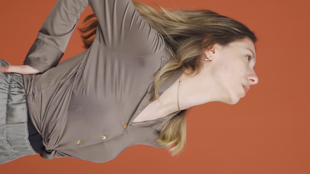 허리 통증이 있는 젊은 여성의 수직 비디오.