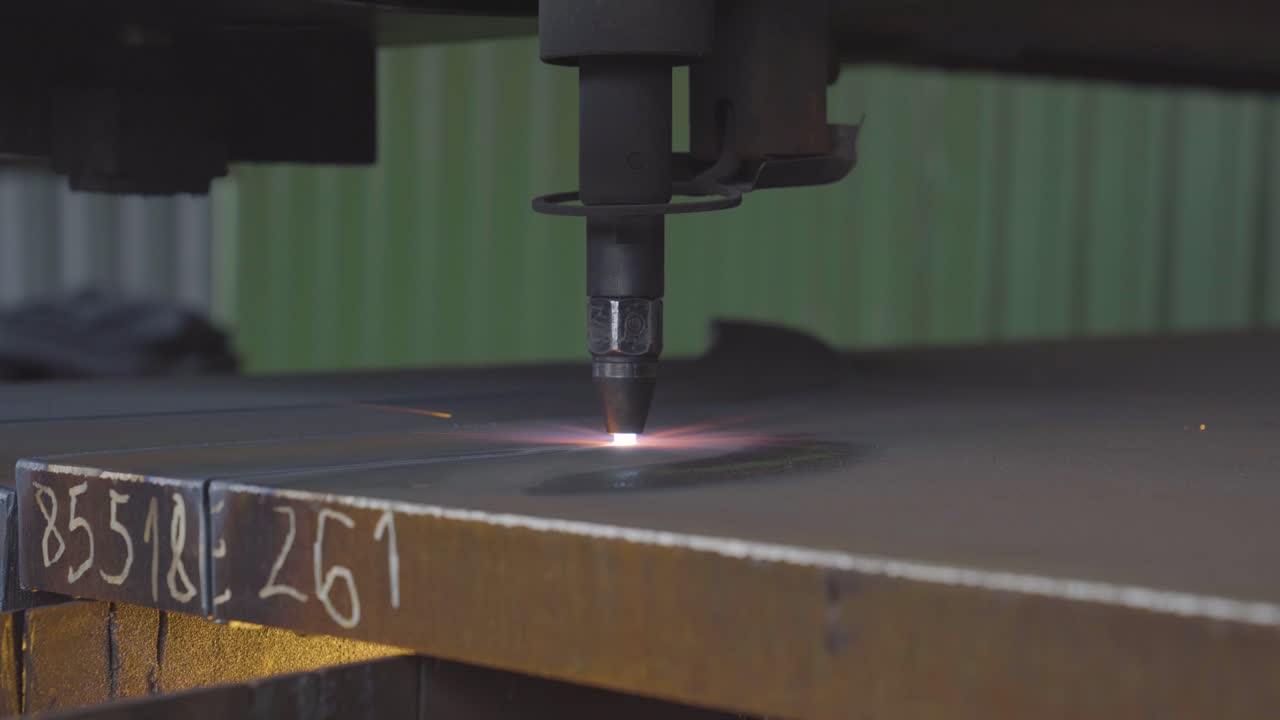 vista de cerca de un cortador de plasma cnc cortando una pieza de metal grueso