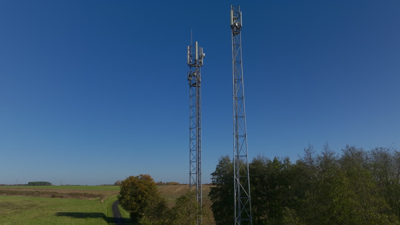 torres de 5g en el campo de francia, dolly aéreo inclinado hacia arriba