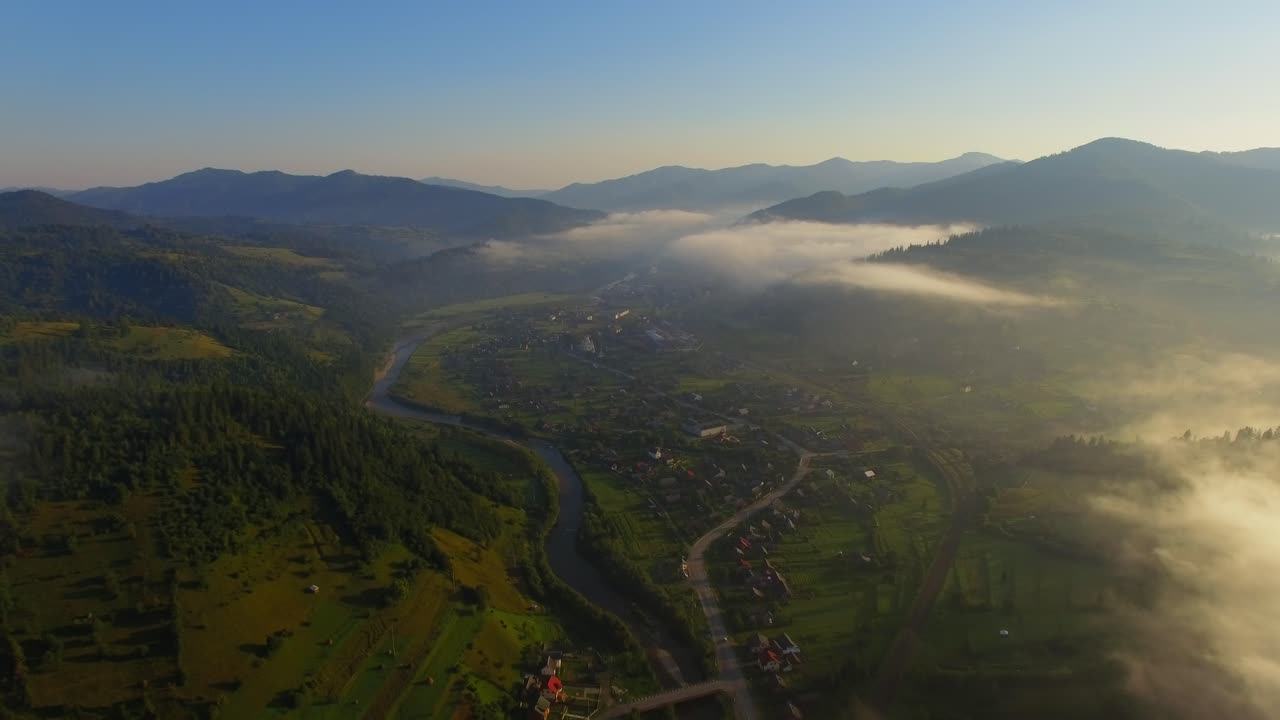 vista aérea: hermosa aldea del cañón ubicada a lo largo del río 04