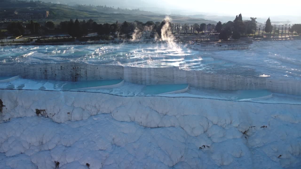 파란색 온천, 미네랄 워터, 트라베르틴 석회암 미네랄 매장 형태