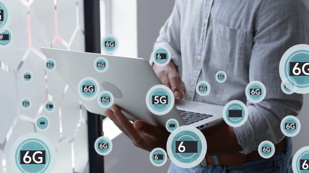 animación de símbolos y texto de 6g en círculos, sección media de un hombre afroamericano trabajando en una computadora portátil