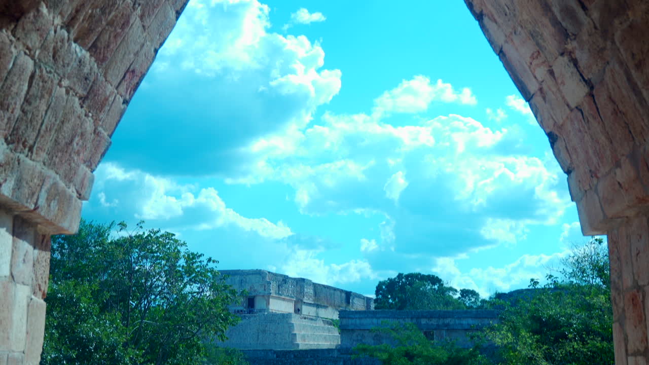 uxmal puerta principal de las ruinas