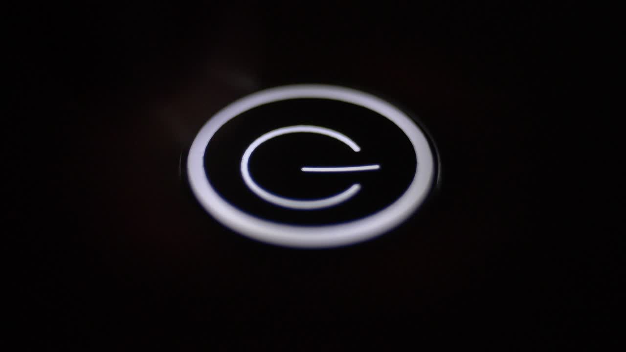 presionar el botón de encendido para encender y apagar el dispositivo en la oscuridad