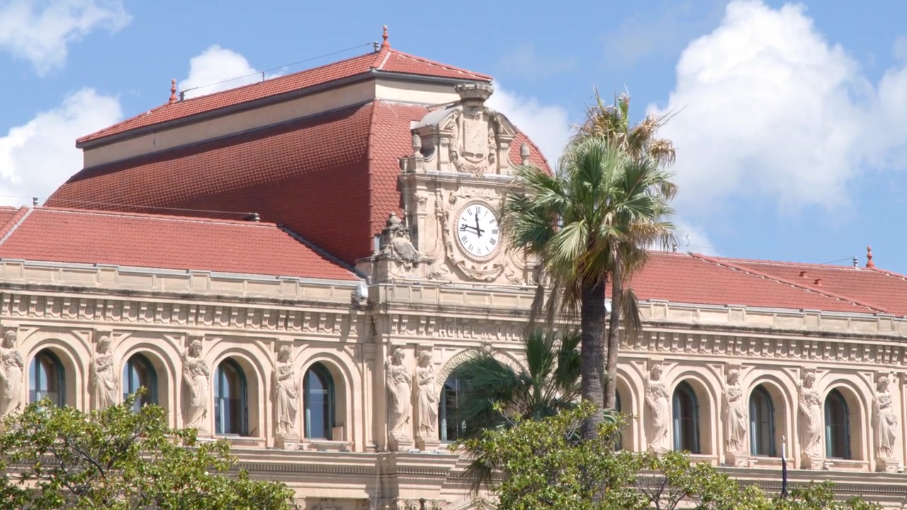 Una splendida vista dell'edificio storico del municipio sotto un cielo azzurro e soleggiato.