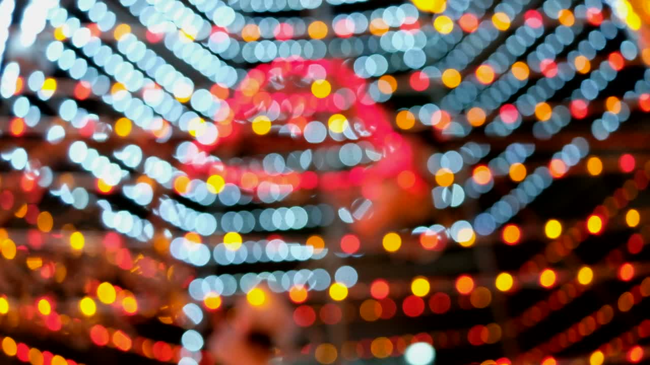 corriendo parte de la colorida luz bokeh de navidad por la noche