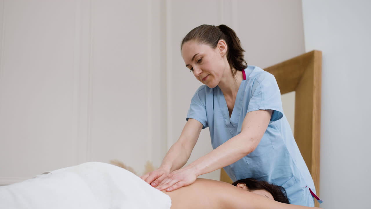 Fisioterapeuta fazendo uma massagem