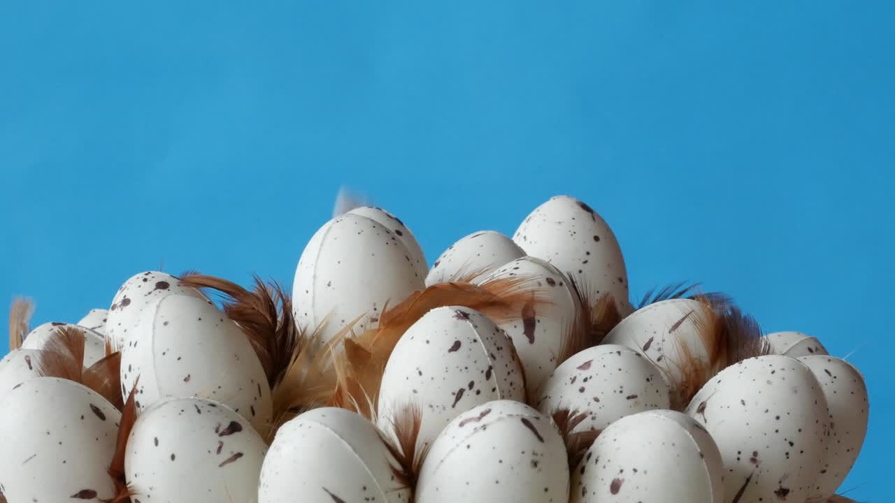 부활절 토끼는 파란 바탕에 달 뒤에 숨어 있습니다.