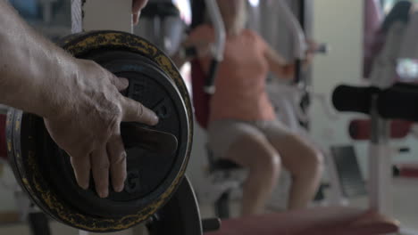 fixing weight plate on the bar-bell