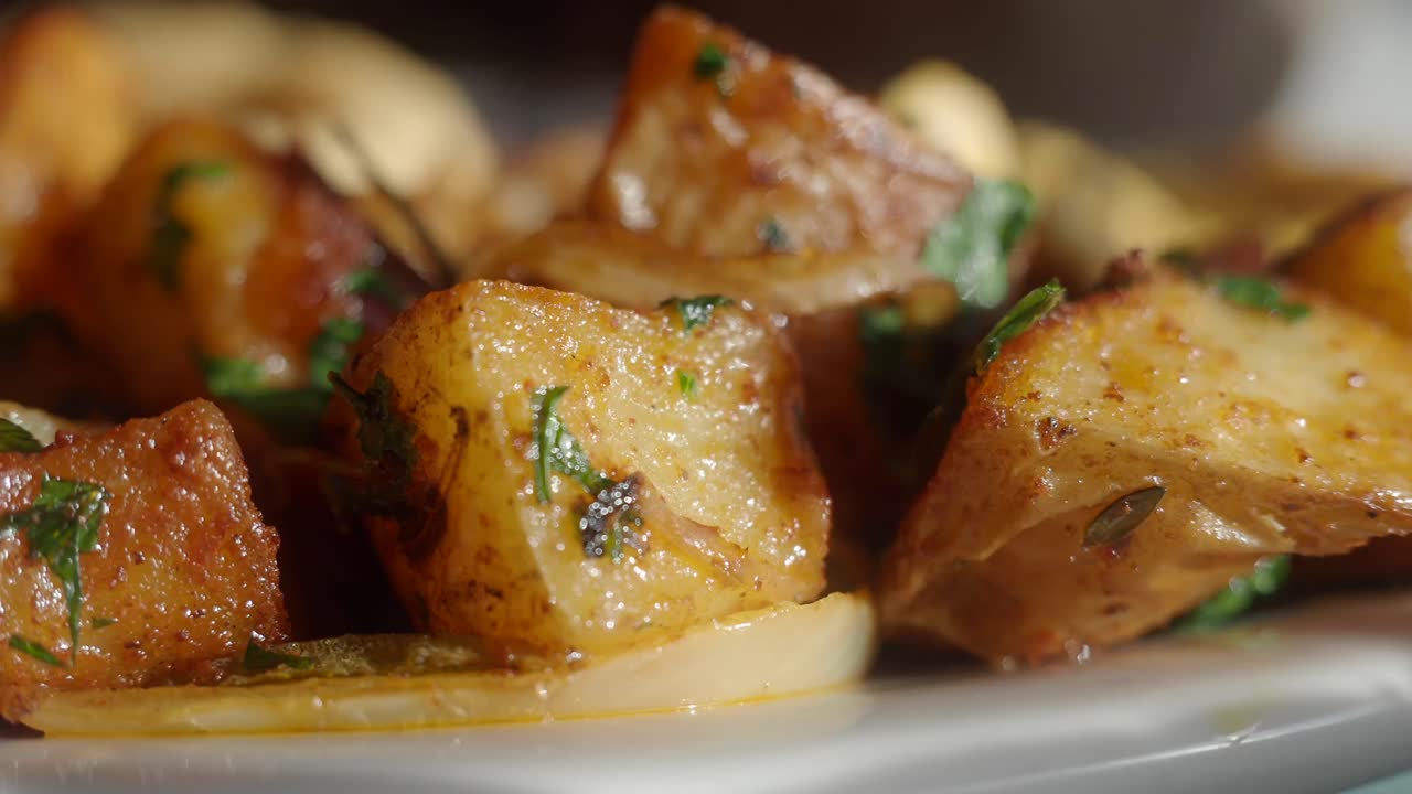 primer plano de las deliciosas patatas asadas