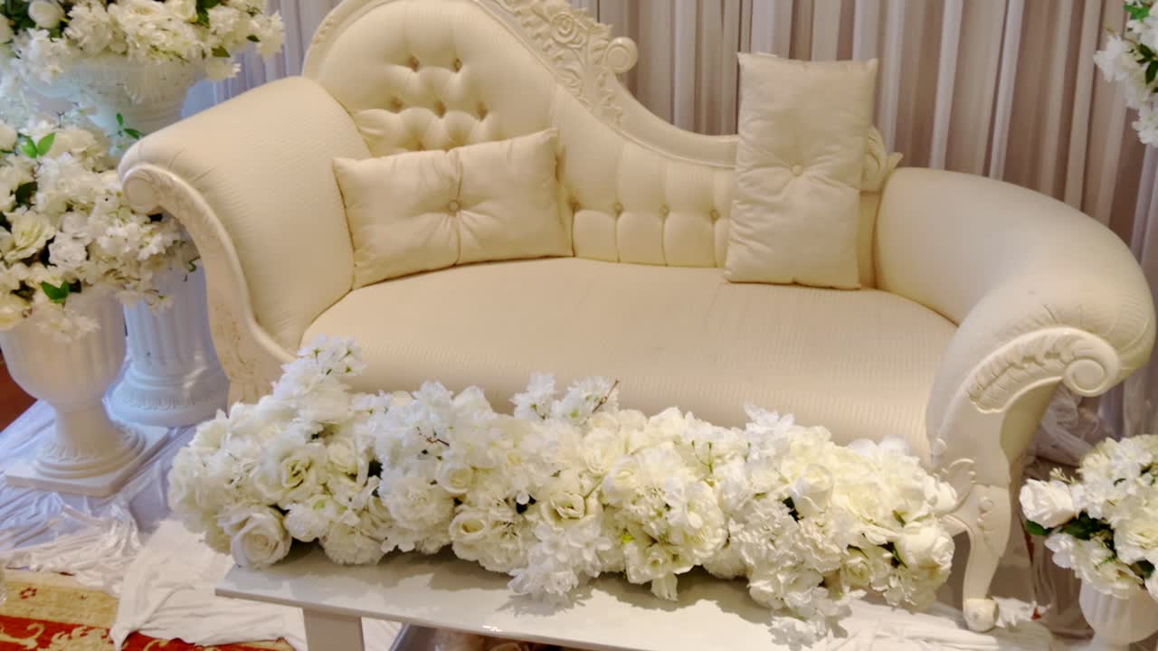 결혼식 피로연을 위한 우아한 소파 샷