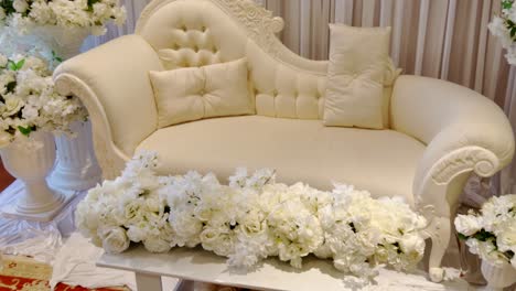 foto de un elegante sofá para la recepción de bodas