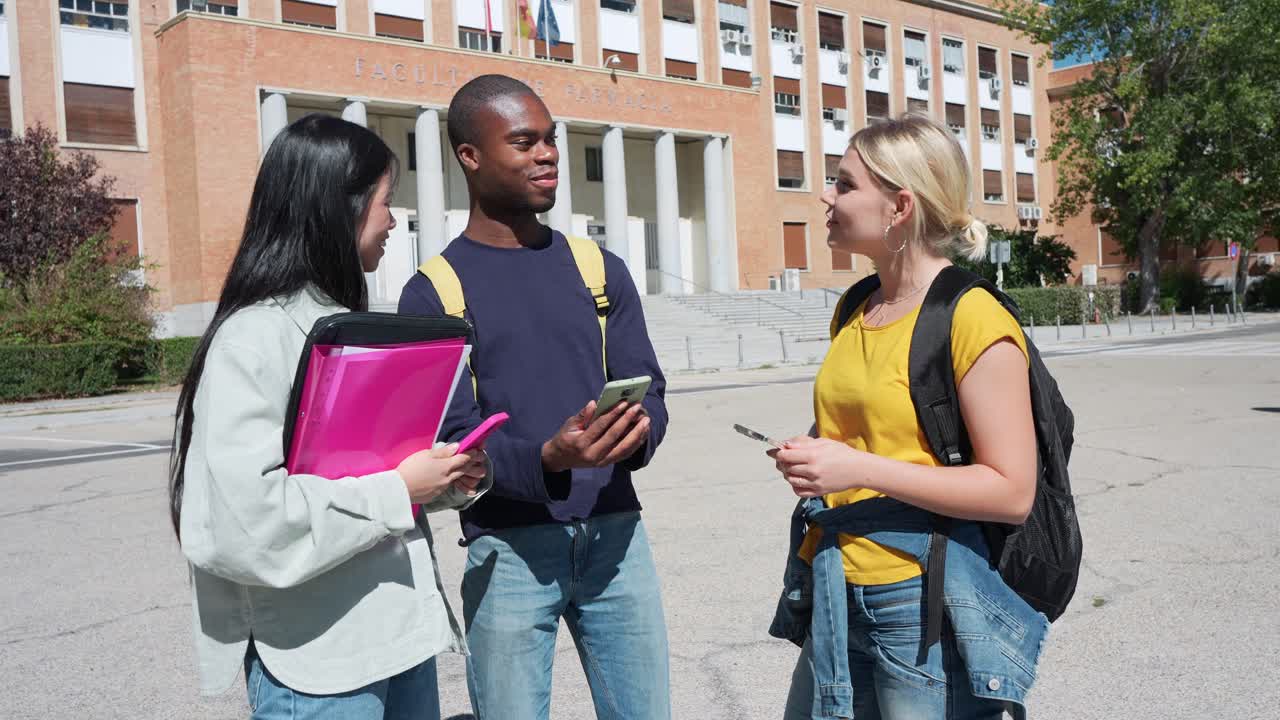 Gruppo di studenti nel campus universitario