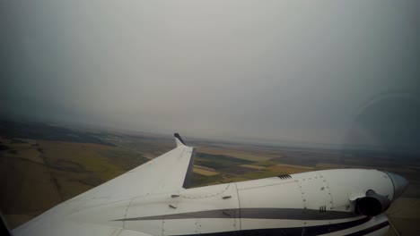 pequeño avión de hélice despegue tiempo lapso ala motor pov en día lluvioso sobre campos de agricultores winnipeg manitoba canadá