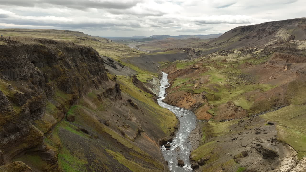 flujo de río sinuoso en las montañas tierras altas de islandia toma aérea
