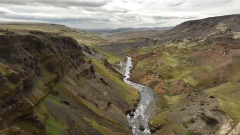 Sinuoso-Arroyo-En-Las-Montañas,-Tierras-Altas,-Islandia,-Toma-Aérea