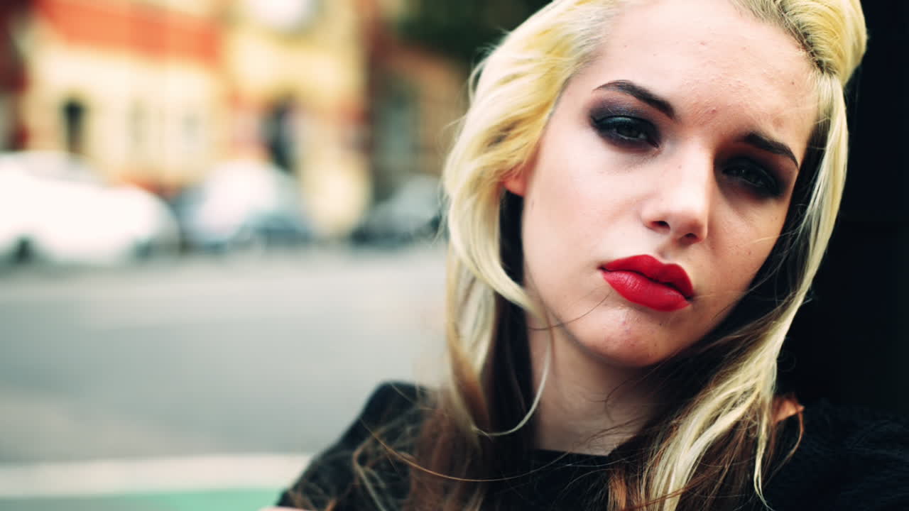 грустная, подавленная женщина, страдающая депрессией