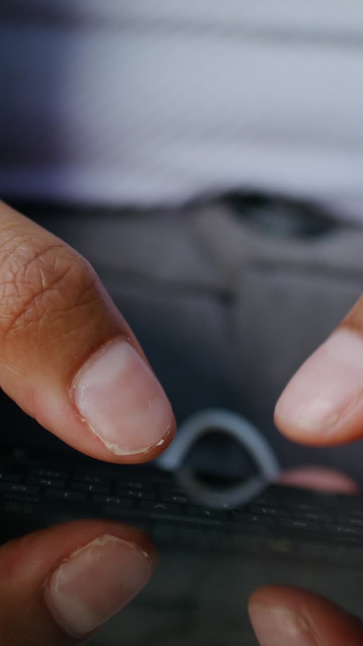 persona que utiliza un teléfono inteligente