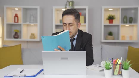 trabajador de oficina en casa, hombre haciendo investigación.