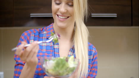 Mujer-Rubia-Feliz-Comiendo-Ensalada-De-Verduras-Saludable