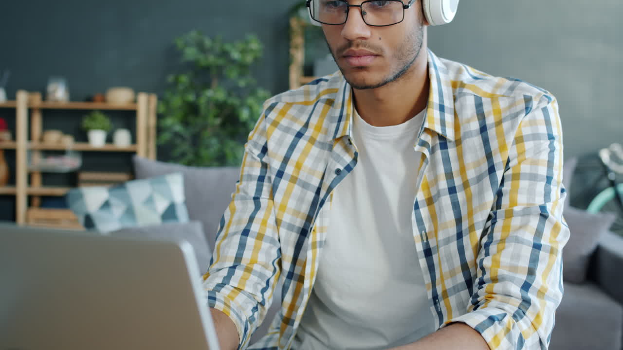 persona que trabaja en una computadora portátil en casa