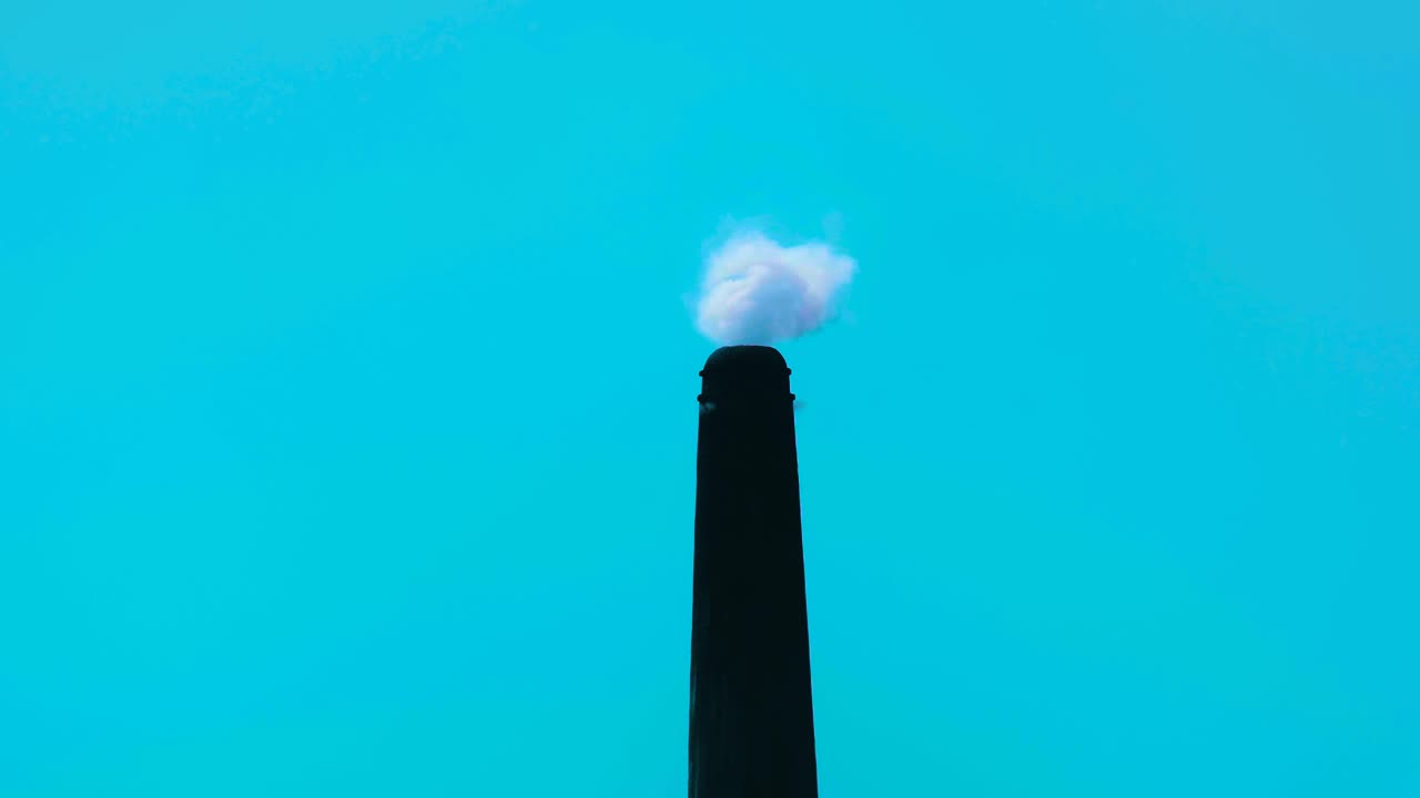 발전소의 튜브 굴에서 나오는 연기 뜨거운 증기 - 대기 오염 개념