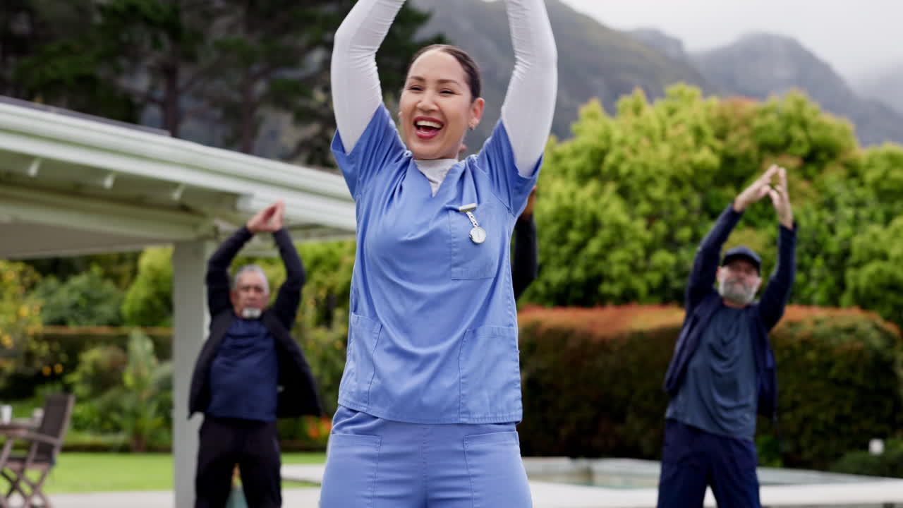 간호사, 스트레칭 및 자연에서 노인