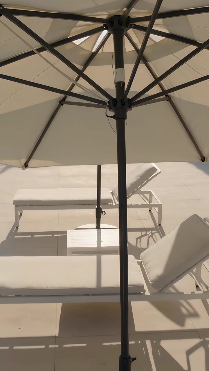Video verticale: Telecamera che si inclina mostrando un ombrellone centrato su una terrazza soleggiata, rivelando i cambiamenti delle ombre.