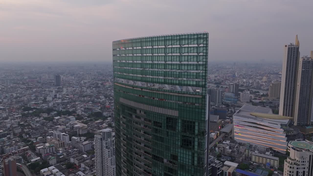 Vista aerea di un moderno edificio urbano per uffici a Bangkok, Thailandia