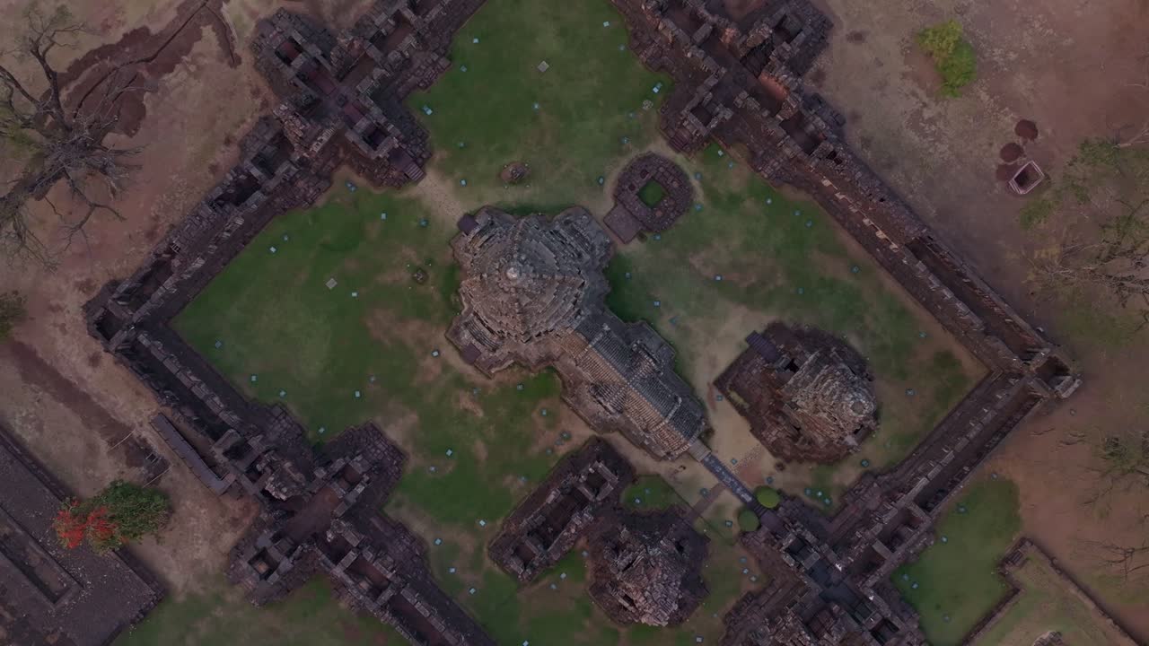 Architettura di un antico santuario a Phimai ripresa da un drone