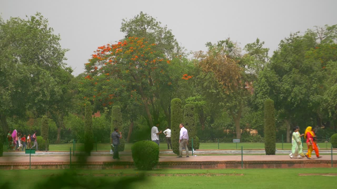 Tac Mahal’in Bahçesine Park Etme