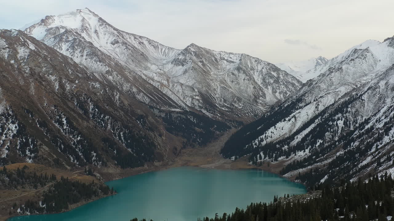 imágenes cinematográficas reveladoras de drones del gran lago almaty y las montañas trans-ili alatau en kazajstán
