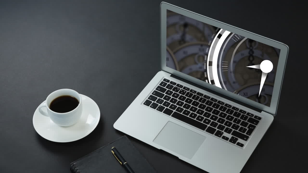 animación del procesamiento de datos en la pantalla del portátil