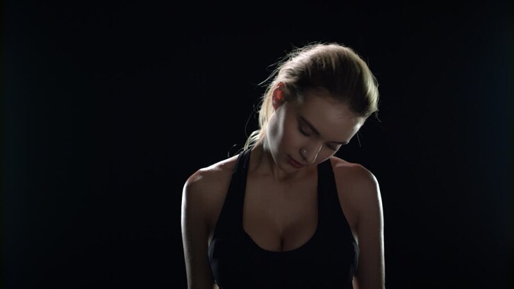 mujer deportiva haciendo ejercicios de calentamiento para el cuello