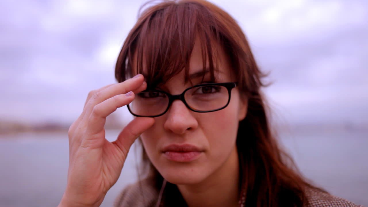 mujer joven afuera 03