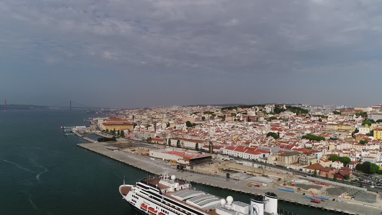 Vista aerea di una crociera sul fiume Tago a Lisbona.