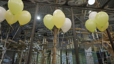 globos en un área de juegos