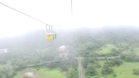 In-Einer-Seilbahn,-Die-Vom-Hochland-Nach-Saputara-Hinauffährt