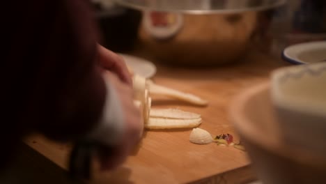 Eine-Banane-Zum-Frühstück-Auf-Einem-Hölzernen-Schneidebrett-Zerkleinern