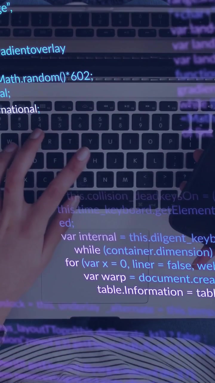Vertikal video: Kvindelig udvikler hviler hænderne på tastaturet med kode-overlay, koder og trykker på telefonen.