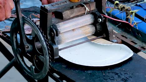 machine flattens squid for culinary preparation