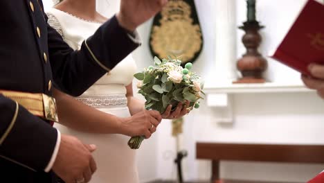 El-Novio-Haciendo-El-Signo-De-La-Cruz-Parado-Frente-Al-Sacerdote-En-La-Iglesia-Durante-La-Ceremonia-De-La-Boda