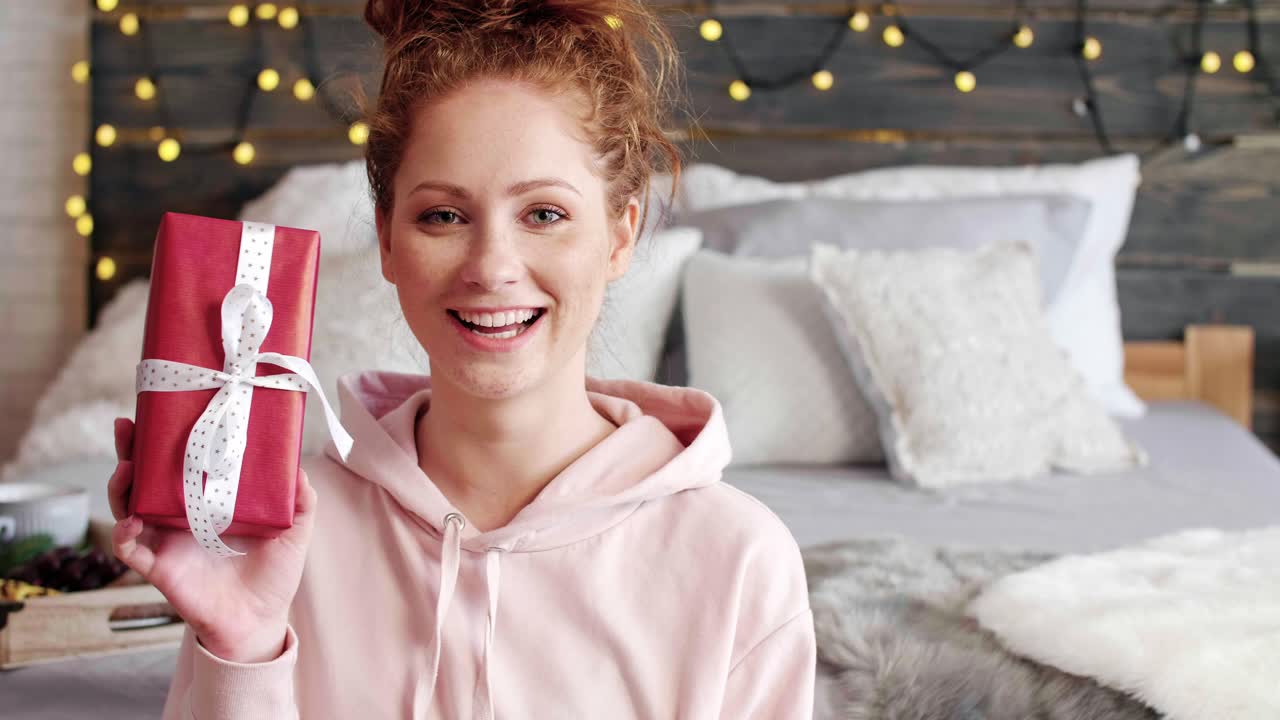 크리스마스 선물을 가진 행복 한 여자입니다.