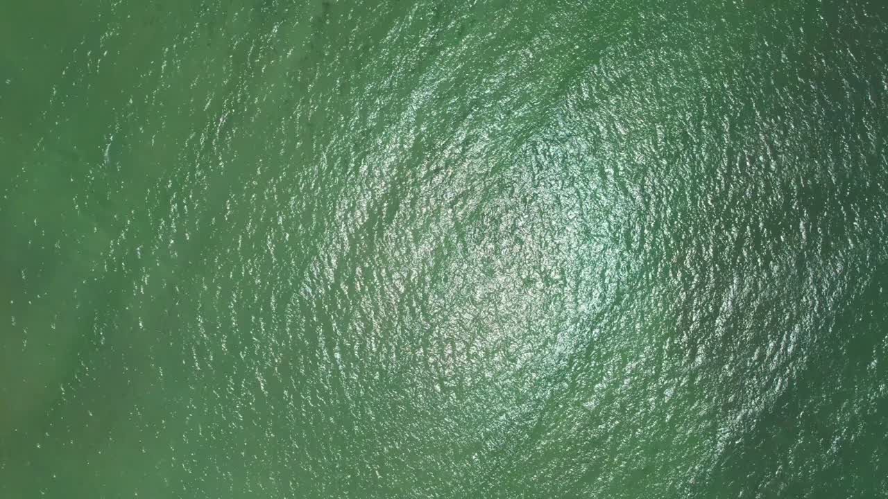 volando sobre la playa de são miguel dos milagres en el estado de alagoas, brasil.