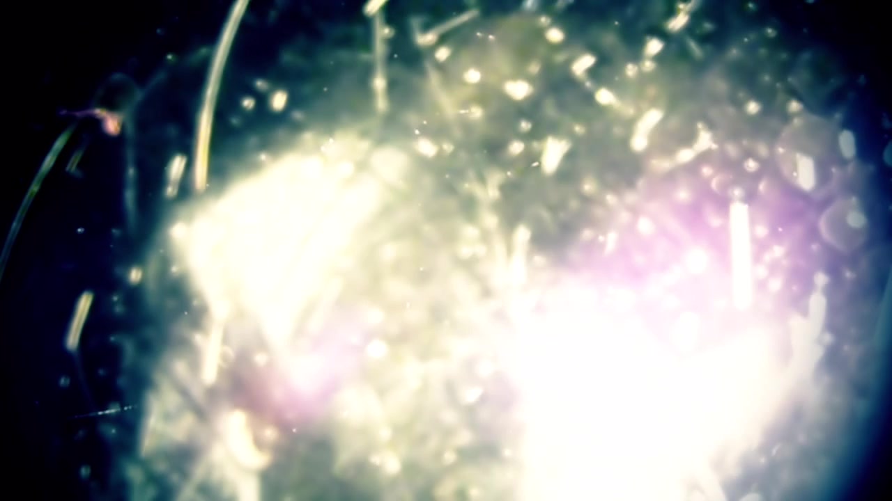 Sovrapposizioni astratte di perdite di luce e particelle su sfondo scuro